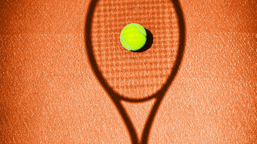 tennisball auf court mit schatten eines schlägers