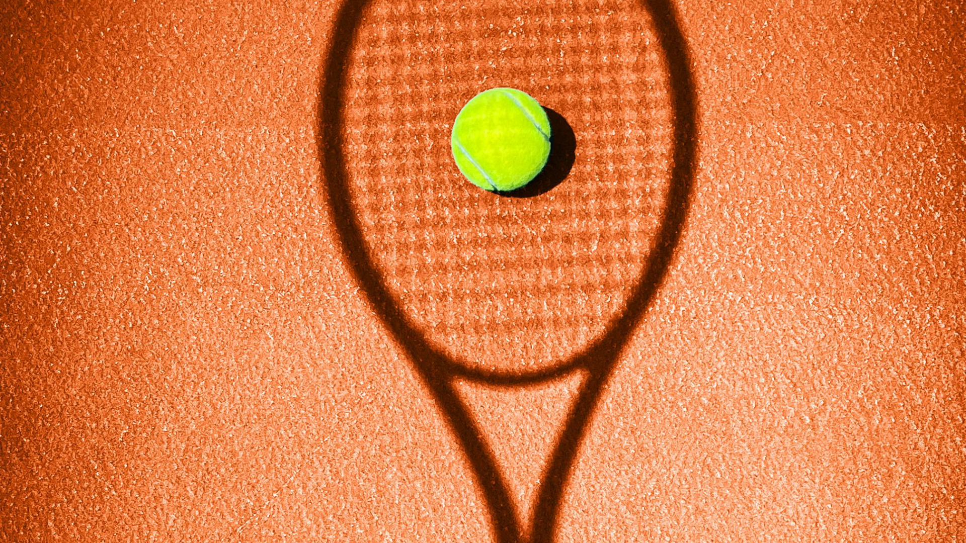 tennisball auf court mit schatten eines schlägers