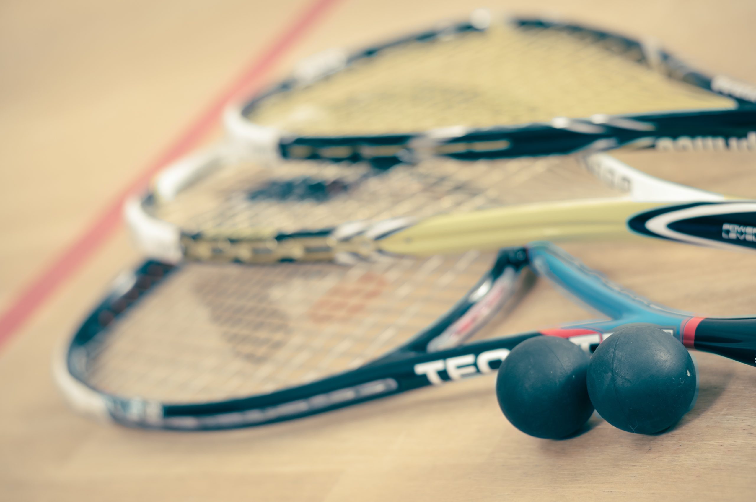 Squash-Schläger und Squash-Bälle