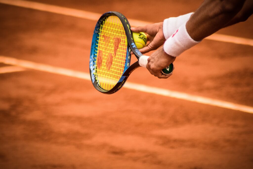 Tennis Spieler kurz vor dem Aufschlag