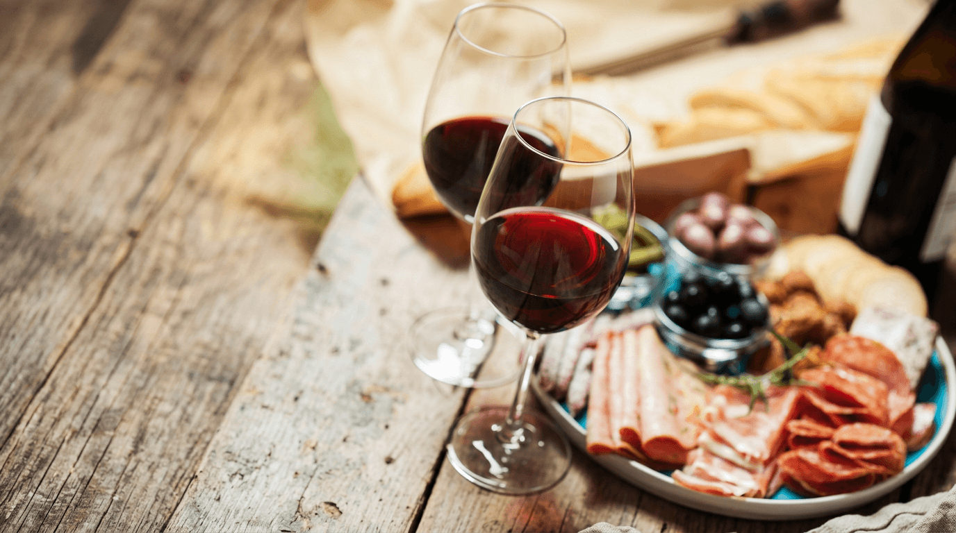 rot Weingläser mit Käseplatte